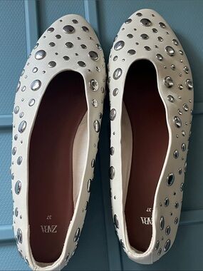 ZARA Ivory Ballet Flats with Silver Stud Accents size 6.5/7